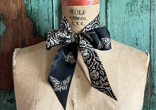 XOXO Rose Trellis Twilly